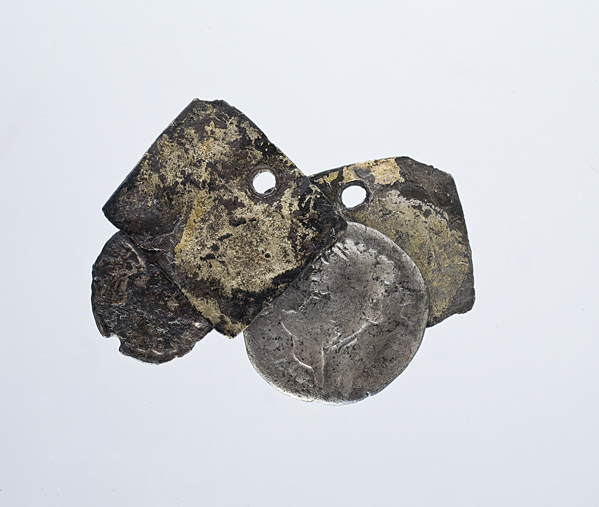 Amuleto con moedas. Conxunto Arqueolóxico-Natural de Santomé