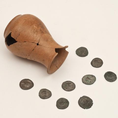 Acubillo de moedas romanas de prata. Antonianos