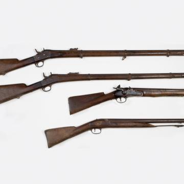 Colección de fusís. Armas militares Brown Bess e Remington