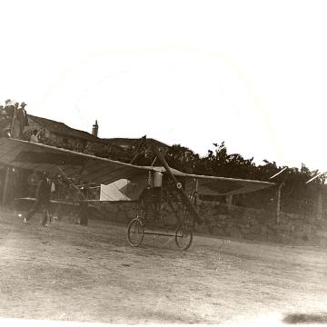 Dúas fotografías do aviador Piñeiro. Ribadavia, 1913
