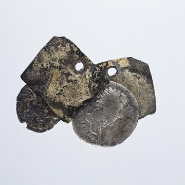 Amuleto con moedas. Conxunto Arqueolóxico-Natural de Santomé